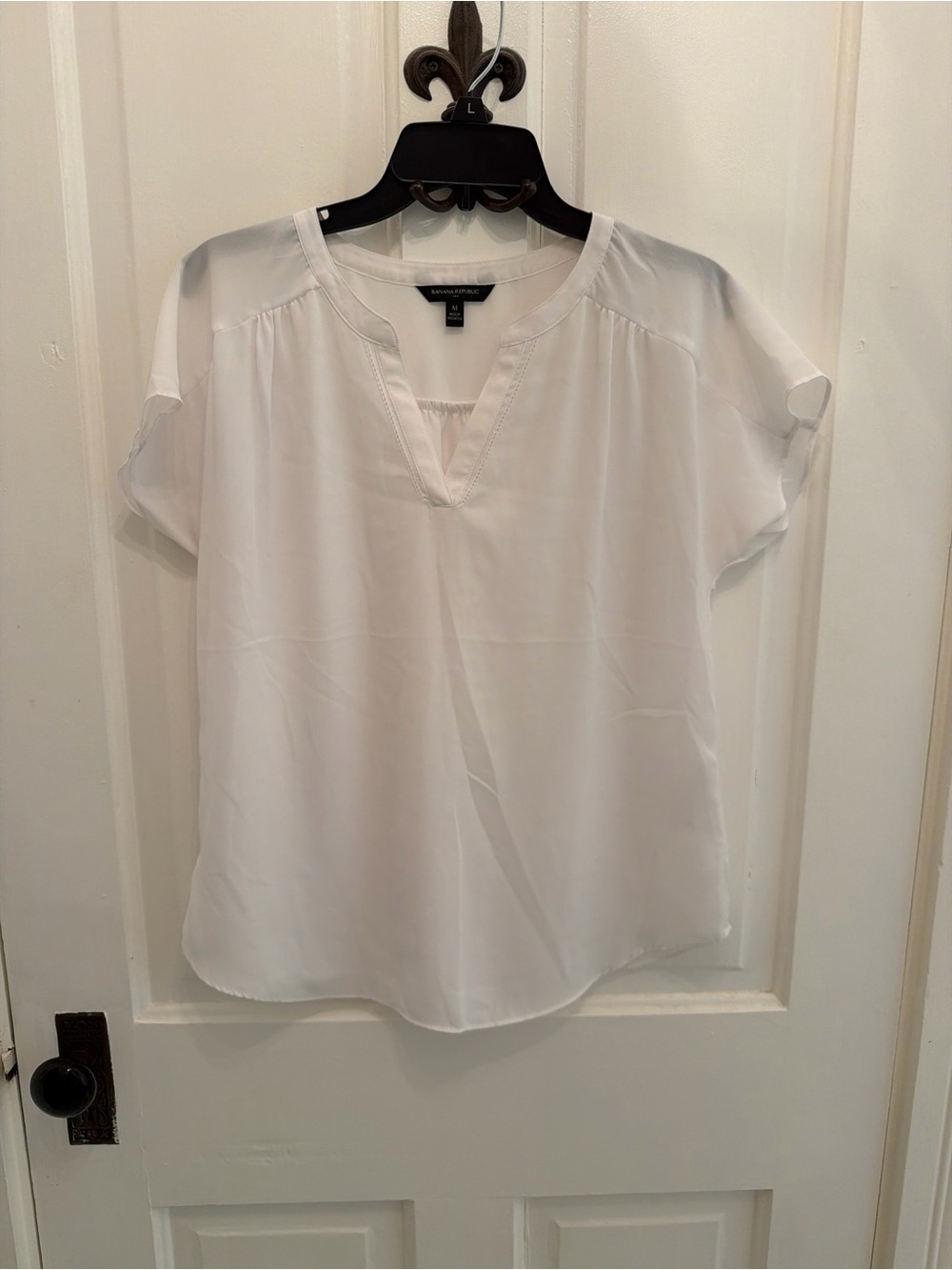 Banana Republic Women's White V-Neck Blouse Cap Sleeves Size M